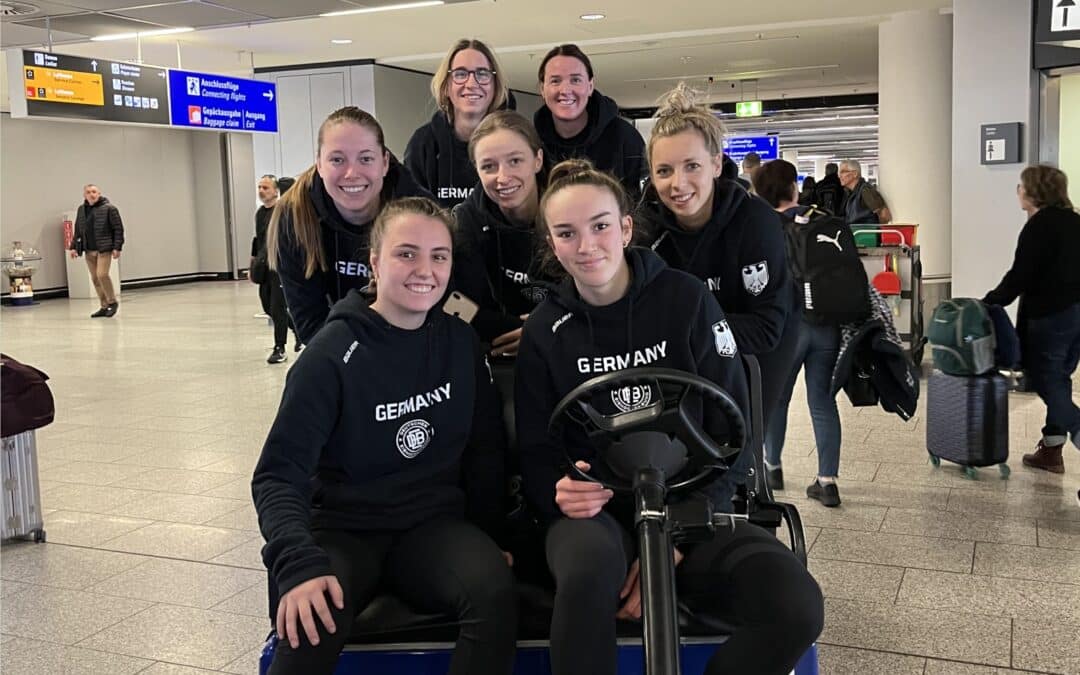 Frauen-Nationalmannschaft auf dem Weg zur Eishockey-Weltmeisterschaft in Brampton, Kanada – Sieben Spielerinnen der Memminger Indians im deutschen Aufgebot