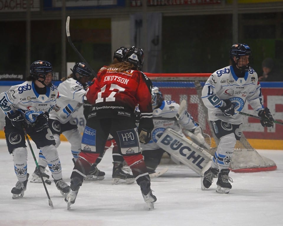 Fraueneishockey DFEL Theresa Knutson ECDC Memmingen Indians Frauen (c) Charlie Perzl_20251123