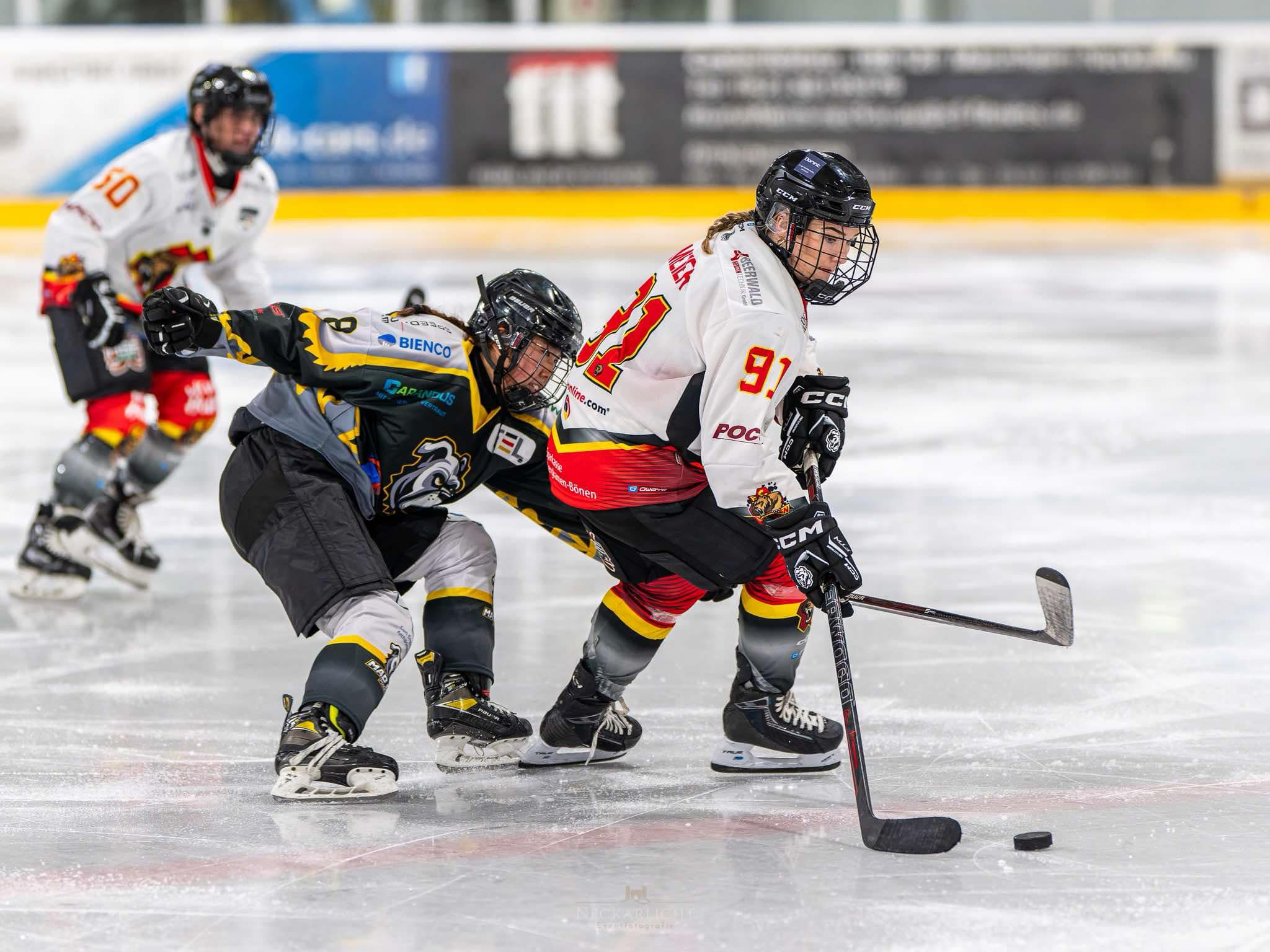 Fraueneishockey EC Bergkamen Mad Dogs Mannheim Frauen Lola Liang MAN & Annaliese Meier ECB (c) Neckarlicht 20241019