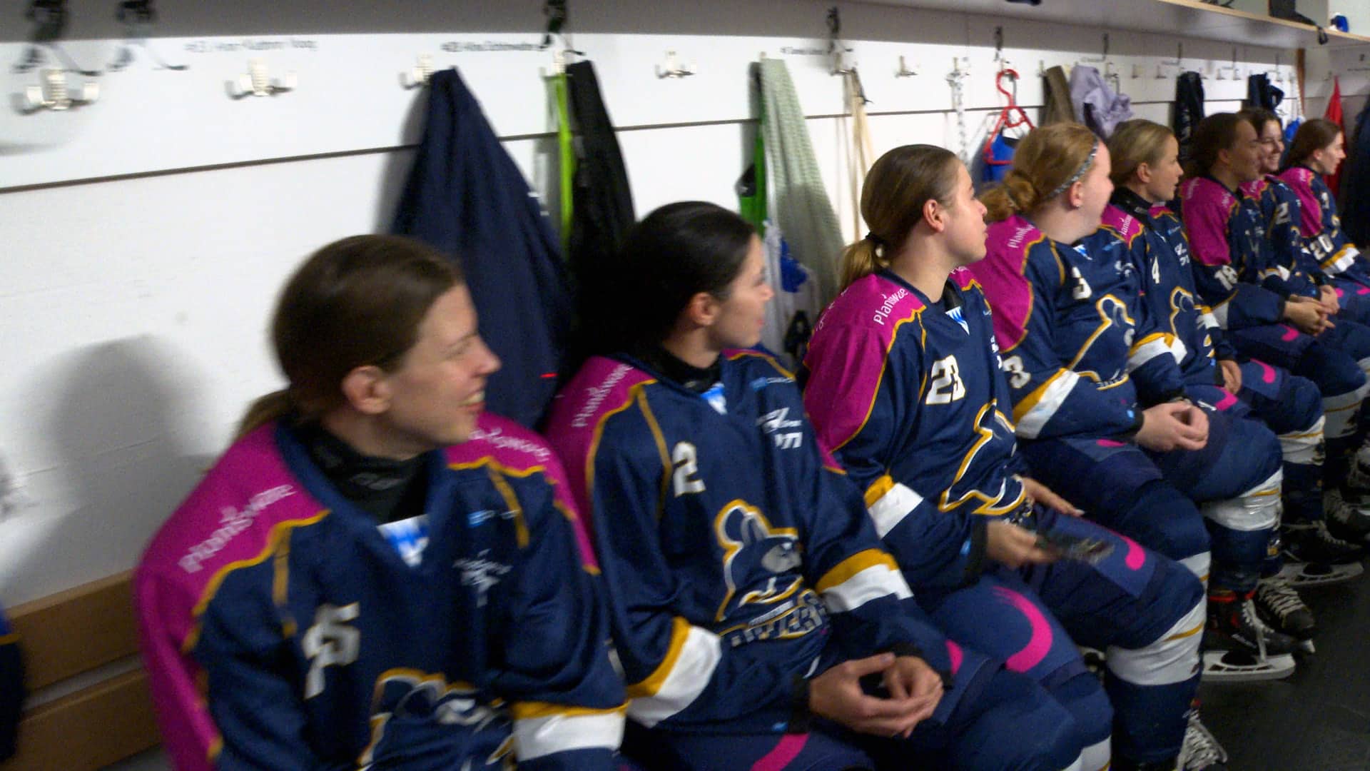 Fraueneishockey ESC Geretsried Frauen Kabine (c) Tim Sinzenich_20260912