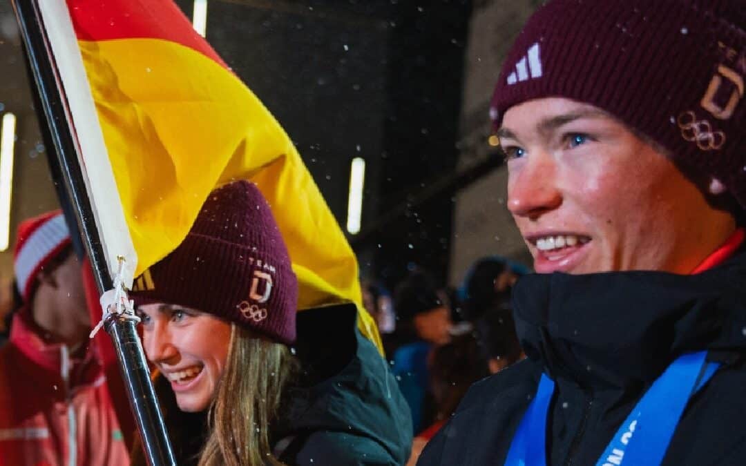 Hanna Weichenhain und Jakob Moch Fahnenträger bei Schlussfeier