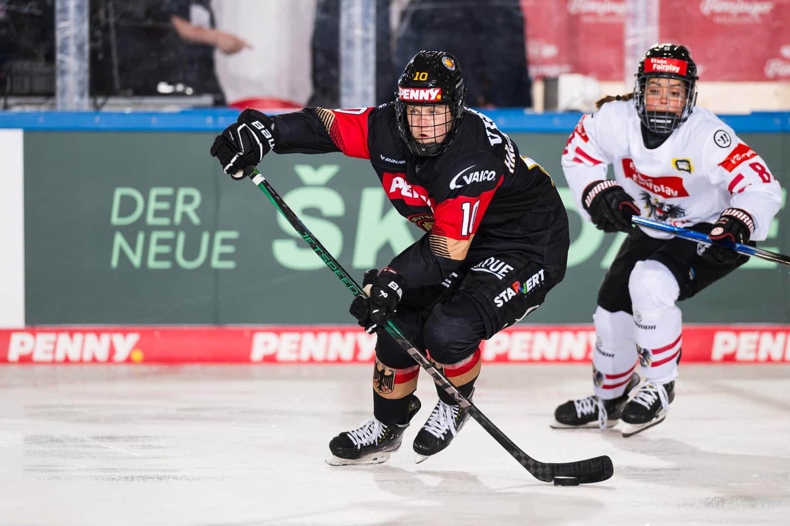 Fraueneishockey Katharina Häckelsmiller Deutschland Österreich (c) DEB City_Press GmbH_20251030