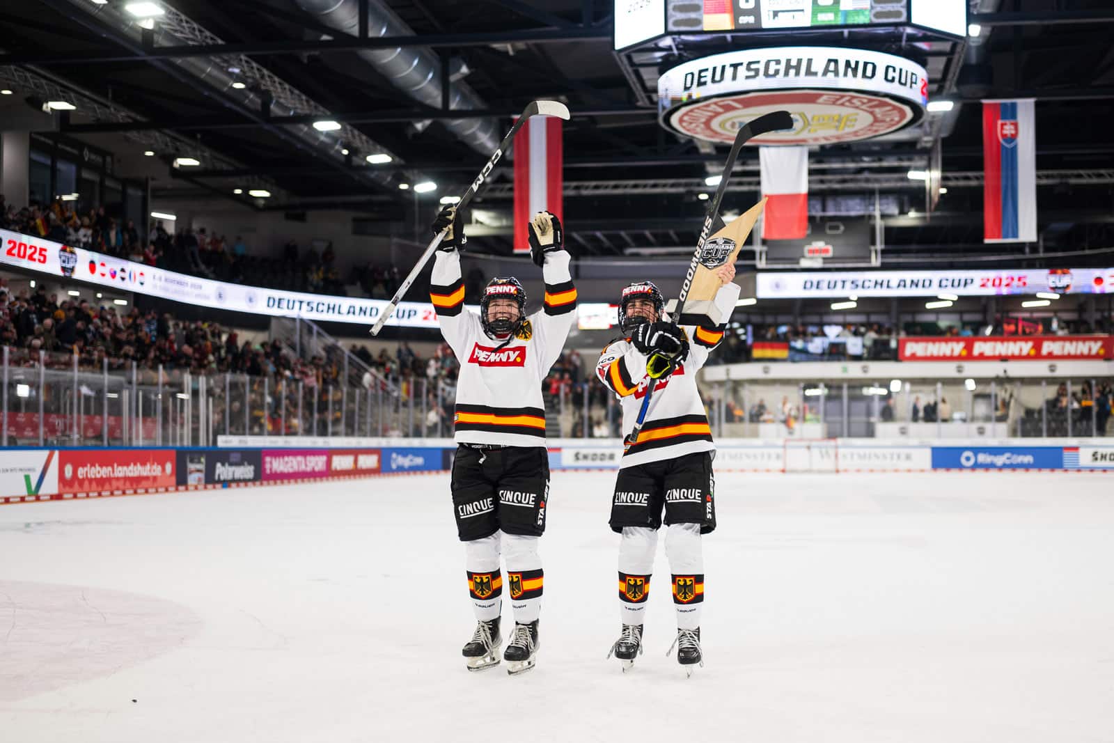 Fraueneishockey Mathilda Heine Hanna Weichenhain Deutschland-Cup (c) DEB City-Press GmbH_20251108