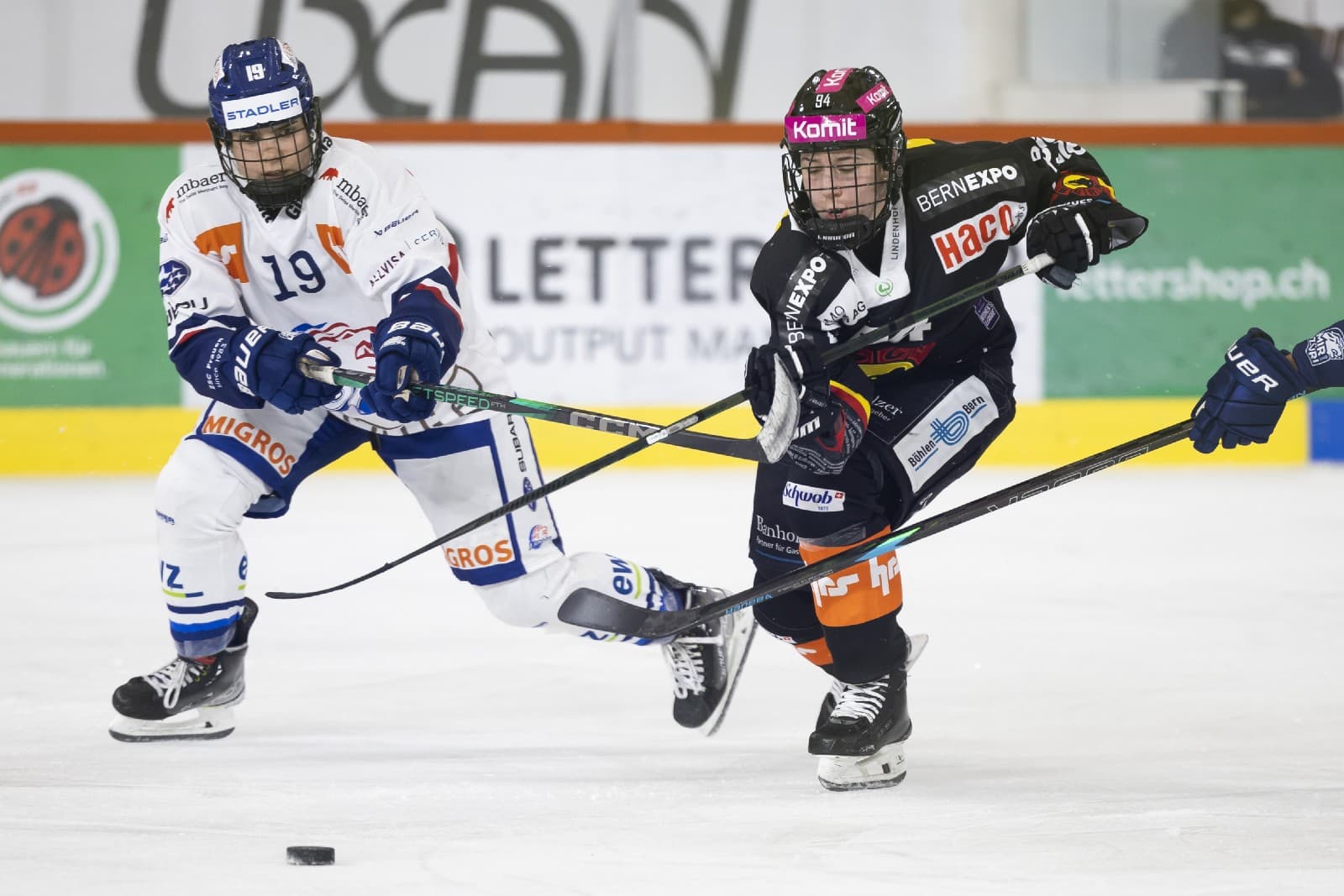 Fraueneishockey ZSC Lions Frauen Aurela Thalmann Alena Lynn Rossel (c) PostFinance KEYSTONE Peter Klaunzer_20250916
